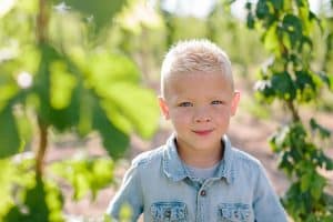 Michigan family lifestyle photography in a hop yard with the most adorable triplets. Great kids outfit ideas and a unique picture location idea.